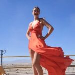 Carla Jara Instagram - Muchas Carlas viven dentro de mi 🥰 y amo a cada una de ellas!!!! Le pusimos color al desierto!!! 🧡 lindo jueves mis bellezas, vamos con todo!!! Fin de semana largo!!! 🥰🥰🥰