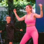 Carla Jara Instagram - Un poquito de Festikids, estuvo hermoso este fin de semana, gracias a todos por su cariño, a los niños y niñas que dan toda su energía y amor!!! Gracias, gracias, gracias!!! Por más alegrías para las infancias!!!! Mención especial a mi @marianokaminski q estuvo como ayudante para el yoga infantil y a mi @fcokaminski que me acompañó los dos días!!! Los amo!!! ❤️🌈🌻🧘#Yogainfantil #yoga #yogakids #animación #niños #niñas #felicidad #familia