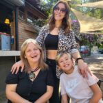 Carla Jara Instagram – Hoy celebramos a esta mujer maravillosa, a mi madre! A la mujer más poderosa que conozco, a la mujer que se puede estar cayendo el mundo pero sigue firme y con una sonrisa, a la que siempre tiene una palabra y un abrazo para darme.
Te amo tanto mamá, espero que este nuevo año llene tu vida de salud y amor,  lo demás llega solito!!!
Feliz cumple ñaña!!!🎂🎈🎉