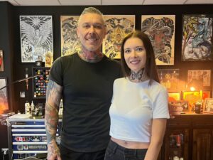 Carla Jara Instagram - ¿Cómo están mis bellezas? 
Yo feliz, la vida se trata de cambios y hoy hice uno que tenía pensado hace mucho tiempo.
¡Atrévanse, la vida es corta!

Gracias @marlonparra_tattoorockers por la dedicación! No pude estar en mejores manos...
Quedó hermosa!!!!🦋