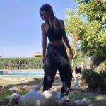 Carla Jara Instagram - Cuando te quieres sacar fotos y tu manada aparece...🤣🥰