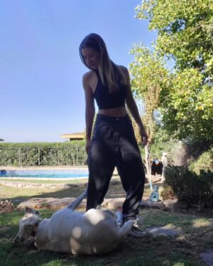 Carla Jara Instagram - Cuando te quieres sacar fotos y tu manada aparece...🤣🥰