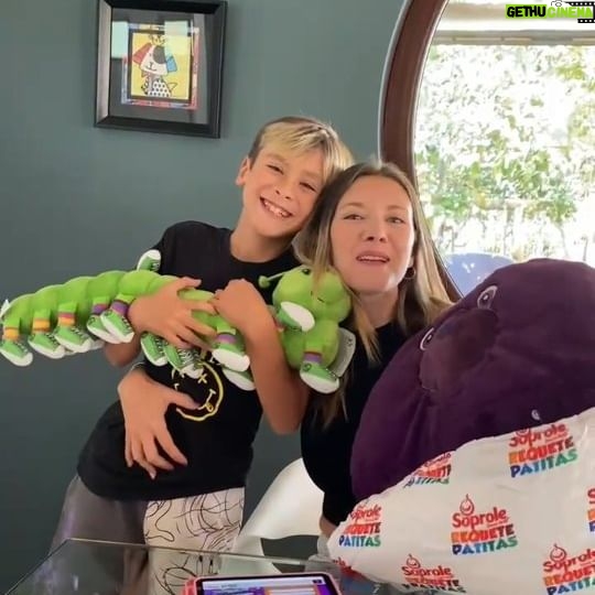 Carla Jara Instagram - Mis bellezas!!! Quieres ganarte un requetepatitas, requetesaco o requetepantuflas de @soprolechile ???!!! Es súper fácil! Mira las instrucciones en el reel y participa!!! Mi favorito es el requetepatitas, lo amoooo!!!! #GanaConRequetepatitas #Publicidad