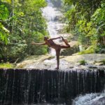 Carla Jara Instagram - Fluyendo💚💙 Agua hermosa permiso para orar A tus aguas cristalinas, espíritu divino. Llevando tu bendición curandera femenina Sangre de la tierra, agua es la vida. Fluyendo, fluyendo, fluyendo Cantando tu canción misteriosa Celebrando, alegrando, enseñando con movimiento Bailando los ciclos de la vida. Yo seré como el agua, como el agua Transparente como el agua, como el agua. Agua, escuchando tu voz Hablando en la lengua de la creación Madre enséñame, guía mi camino A fluir con confianza, ser como el río.