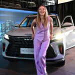 Carla Jara Instagram - Hola mis bellezas, encuentro que esta #NuevaSuv600 que se une a la familia @dfsk_chile me queda demasiado bien! 🥰💜 Lo que más me gustó es que tiene 3 corridas de asiento, tecnología de punta y está pensado para la familia! 👨‍👩‍👦 Me encanta!!! #NuevaGeneración #DFSKChile #NuevaSuv600