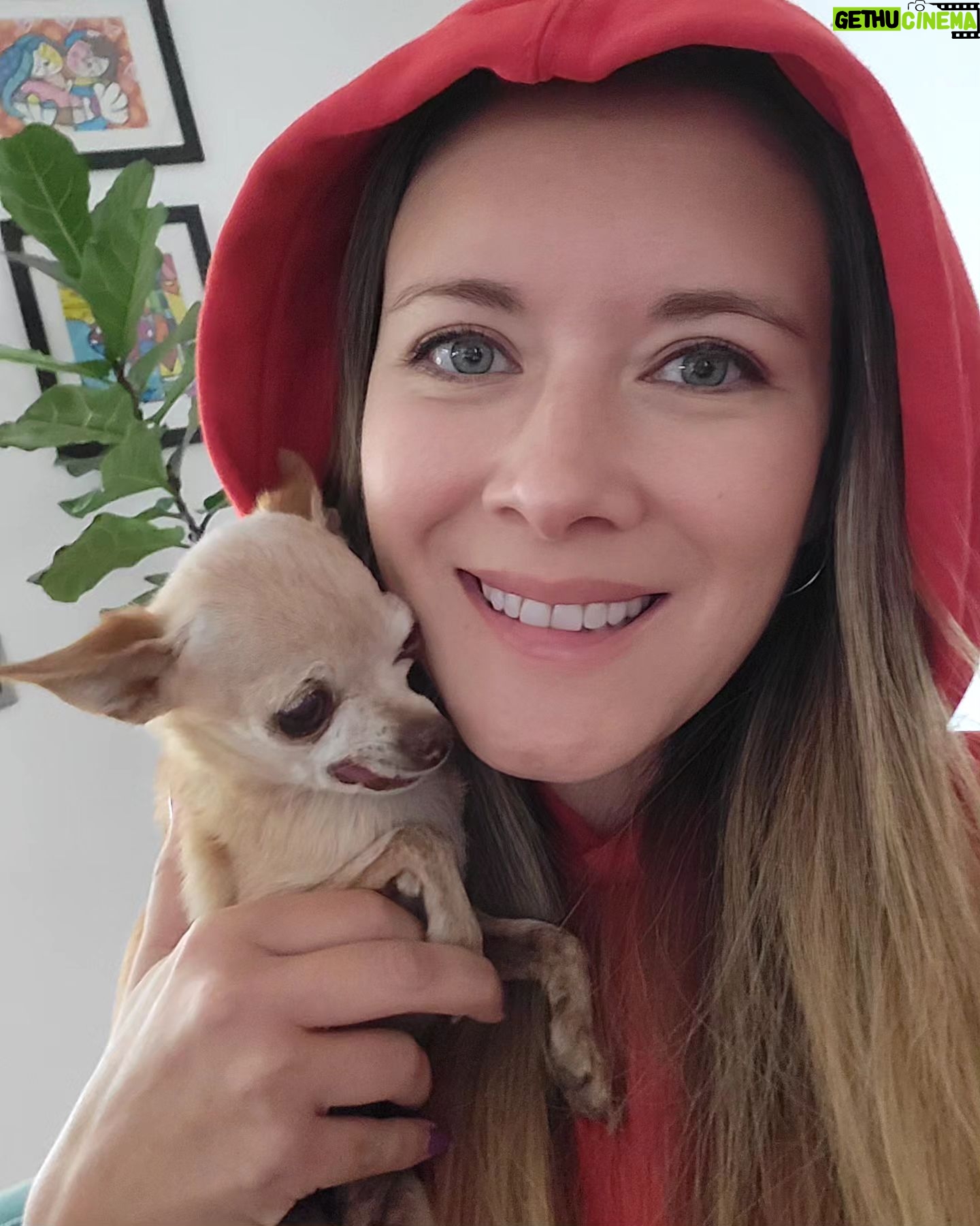 Carla Jara Instagram - Llegó el otoño, se adelantó un día. Se siente el frío!!! 🥶 Cómo están ustedes con este cambio de estación? Les gusta más el verano? A mi siiiiii!!!! 🌻🌞