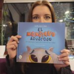 Carla Jara Instagram – Hoy es el día del libro!!! 
Antes q se termine este 23 de abril, darle gracias a ustedes por elegir mi primer cuento,” El monstruo asustoso”  éxito de venta y pronto se viene la segunda edición!!! 
Los que aún no lo compran quedan poquitos en librería Antartica, en trayecto bookstore, en buscalibre.cl y en otraa libreríaa del país!!!
Gracias por su amor!!!🥰
#DíadelLibro #LecturaInfantil #Niños #Niñas