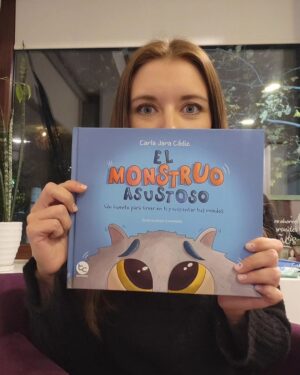 Carla Jara Instagram - Hoy es el día del libro!!! 
Antes q se termine este 23 de abril, darle gracias a ustedes por elegir mi primer cuento," El monstruo asustoso"  éxito de venta y pronto se viene la segunda edición!!! 
Los que aún no lo compran quedan poquitos en librería Antartica, en trayecto bookstore, en buscalibre.cl y en otraa libreríaa del país!!!
Gracias por su amor!!!🥰
#DíadelLibro #LecturaInfantil #Niños #Niñas