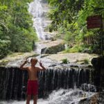 Carla Jara Instagram - Fluyendo💚💙 Agua hermosa permiso para orar A tus aguas cristalinas, espíritu divino. Llevando tu bendición curandera femenina Sangre de la tierra, agua es la vida. Fluyendo, fluyendo, fluyendo Cantando tu canción misteriosa Celebrando, alegrando, enseñando con movimiento Bailando los ciclos de la vida. Yo seré como el agua, como el agua Transparente como el agua, como el agua. Agua, escuchando tu voz Hablando en la lengua de la creación Madre enséñame, guía mi camino A fluir con confianza, ser como el río.