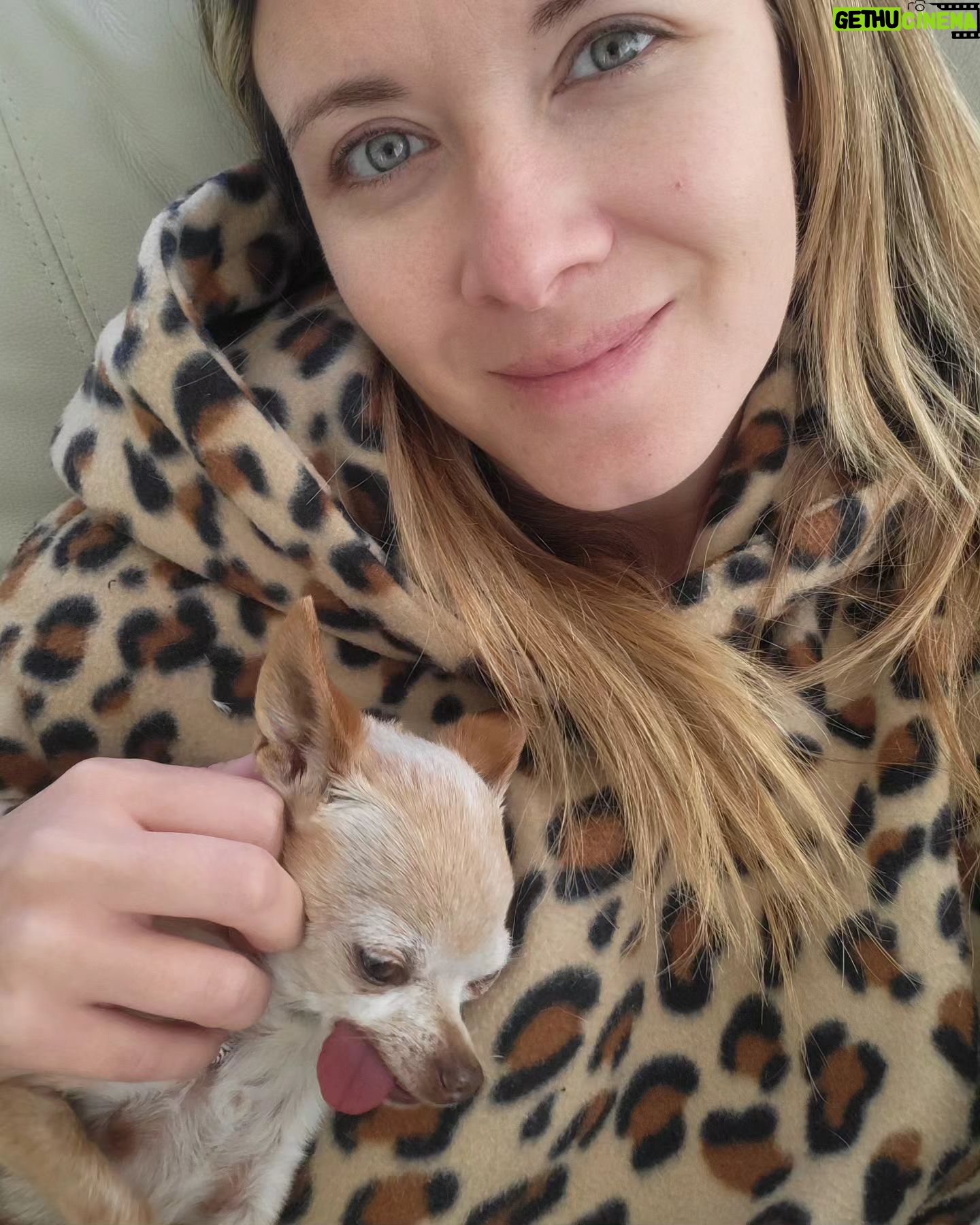 Carla Jara Instagram - Hola mis bellezas!!!! Ya se va septiembre , día viernes! Nosotros estamos con la lengua afuera😋🤣🥰 cómo termina su semana y este mes???!!! Los leo!!!