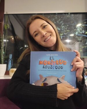 Carla Jara Instagram - Hoy es el día del libro!!! 
Antes q se termine este 23 de abril, darle gracias a ustedes por elegir mi primer cuento," El monstruo asustoso"  éxito de venta y pronto se viene la segunda edición!!! 
Los que aún no lo compran quedan poquitos en librería Antartica, en trayecto bookstore, en buscalibre.cl y en otraa libreríaa del país!!!
Gracias por su amor!!!🥰
#DíadelLibro #LecturaInfantil #Niños #Niñas