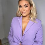 Carla Moreau Instagram – Je suis prête à tout vous dire.. je pense qu’il est temps de vous annoncer ma rupture avec Kevin.
Je ne vous apprend pas que j’ai vécu des jours très compliqués ces derniers temps 
cette situation est difficile à vivre mais elle est pourtant inévitable. 
 je ne vais pas rentrer dans les détails il m’a fallu du temps pour l’accepter et y voir clair apprendre pas mal de chose pour me rendre compte que nos chemins devaient se séparer 

Jamais je n’aurais imaginer quelque mois après mon mariage devoir prendre cette décision. J’imaginais forcément ma vie avec un tout autre avenir que celui que je m’apprête à vivre mais je suis confiante

Ruby est ma force et je ferais tout pour son bonheur, lui apporter le meilleur avenir et la préserver coûte que coûte. 

Merci de respecter cette décision je souhaite reprendre le cours de ma vie dans de bonne condition vers une vie plus saine et pure 

Merci à tous pour vos messages et votre soutien!! 🤍🙏🏻