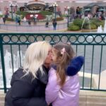 Carla Moreau Instagram - MAMAN ET RUBY ♥️ L’amour maternel est la plus haute figure de l’amour vrai .. 🫶 #reels #baby #disneylandparis #family #mother