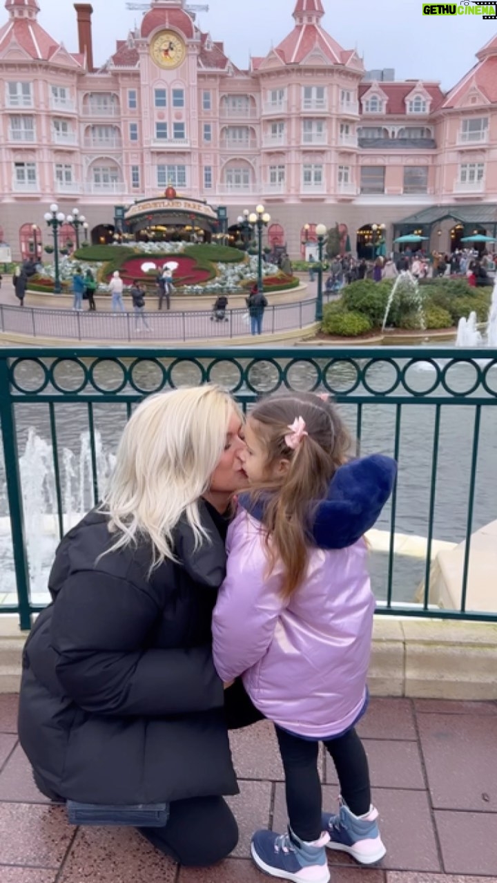 Carla Moreau Instagram - MAMAN ET RUBY ♥️ L’amour maternel est la plus haute figure de l’amour vrai .. 🫶 #reels #baby #disneylandparis #family #mother