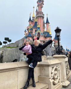 Carla Moreau Instagram - J’ai verser ma larmes 🥲 Un moment que j’oublierais jamais avec ma fille @rubyguedj ♥️ je t’emmènerais jusqu’au bout de tes rêves ma princesses des îles ☀️ 🙏🏻 #dineyland #family