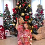 Carla Moreau Instagram – NOTRE PHOTO COMME CHAQUE ANNÉE 😍 PASSEZ DE MERVEILLEUSES FÊTES DE NOËL 🎄 ♥️ QUE CE NOËL SOIT CHALEUREUX DANS CHAQUE MAISON ET REMPLI D’AMOUR. JE VOUS AIME FORT @rubyguedj