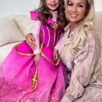 Carla Moreau Instagram – 🎉👑CARNAVAL TWO 🎉👑 PRINCESSE AURORE 💕 JE SUIS FIÈRE D’ELLE NOUS AVONS PASSÉ UN MERVEILLEUX MOMENT …. 🥹 ET VOUS COMMENT ALLEZ-VOUS DÉGUISER VOS ENFANTS ? #carnaval #princess #disney #disneyprincess