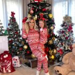 Carla Moreau Instagram - NOTRE PHOTO COMME CHAQUE ANNÉE 😍 PASSEZ DE MERVEILLEUSES FÊTES DE NOËL 🎄 ♥️ QUE CE NOËL SOIT CHALEUREUX DANS CHAQUE MAISON ET REMPLI D’AMOUR. JE VOUS AIME FORT @rubyguedj