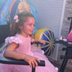 Carla Moreau Instagram – J’ai passé une merveilleuse journée aux côtés de ma fille @rubyguedj qui a fêté ses quatre ans. C’est incroyable comme le temps passe vite et je suis si heureuse de la voir évoluer 🤍🫶 à toi, mon petit bout de bonheur qui a changé ma vie à tout jamais. Je t’aime très fort. 💕 et merci à tous les prestataires qui ont fait de ce rêve une réalité. 

Je vous partage pour ceux à qui ça intéresse.  Ils sont clairement les meilleurs. 
DÉCORATION ET ORGANISATRICE 🌸: @chic.events__ 
TRAITEUR 🍔 : @auroyaumedubrunch 
PRINCESSE 👑 pour les princesses si merveilleuse digne d’un disney : @princessesfairytales.sud 
GLACIER 🍦🧇: @glacesmaboul 
LES MASCOTTES🧸 : @mymascotte 
PÂTISSERIE 🍰🧁: @les_gourmandises_de_jo 
CHÂTEAU BLANC 🏰: @by_events_ 
MOCKTAILS 🍹 : @mk.mocktail 
JEUX ET MAQUILLAGE 🧩💄: @airbambino13  CADEAU PERSONNALISÉ 🖍️👜🍿: @m_etpaillettes 
ROBES SUR MESURE👗 @nina_reina_dresses
SALLE DE FÊTE 🏠 :  @domainedugem  POUR TOUT ÉVÉNEMENT : mariage / baptême / bar mitzvah / anniversaire 🎁 #happybirthday #evenement #girl #baby