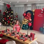 Carla Moreau Instagram – 🎄🎁MERRY CHRISTMAS 🎁🎄 2023 

Merci à la talentueuse @chic.events__ de m’avoir aider à réalisé cette si jolie décoration 🤩 
Et pour la pâtisserie toujours la même adresse des gâteaux unique avec vos inspirations 🍰 @les_gourmandises_de_jo #merrychristmas #noël #reels #joyeuxnoël