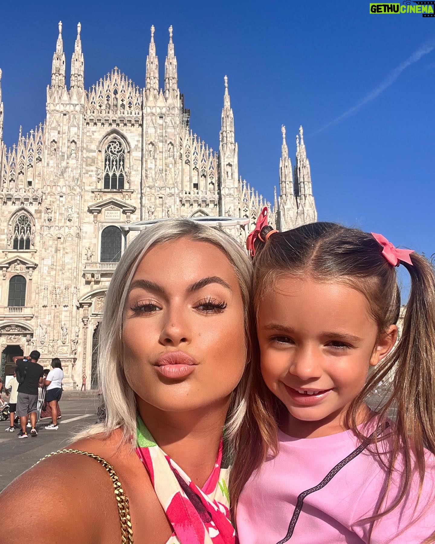 Carla Moreau Instagram - VACANCES EN FAMILLE SUR MILAN 🇮🇹 #holiday @rubyguedj