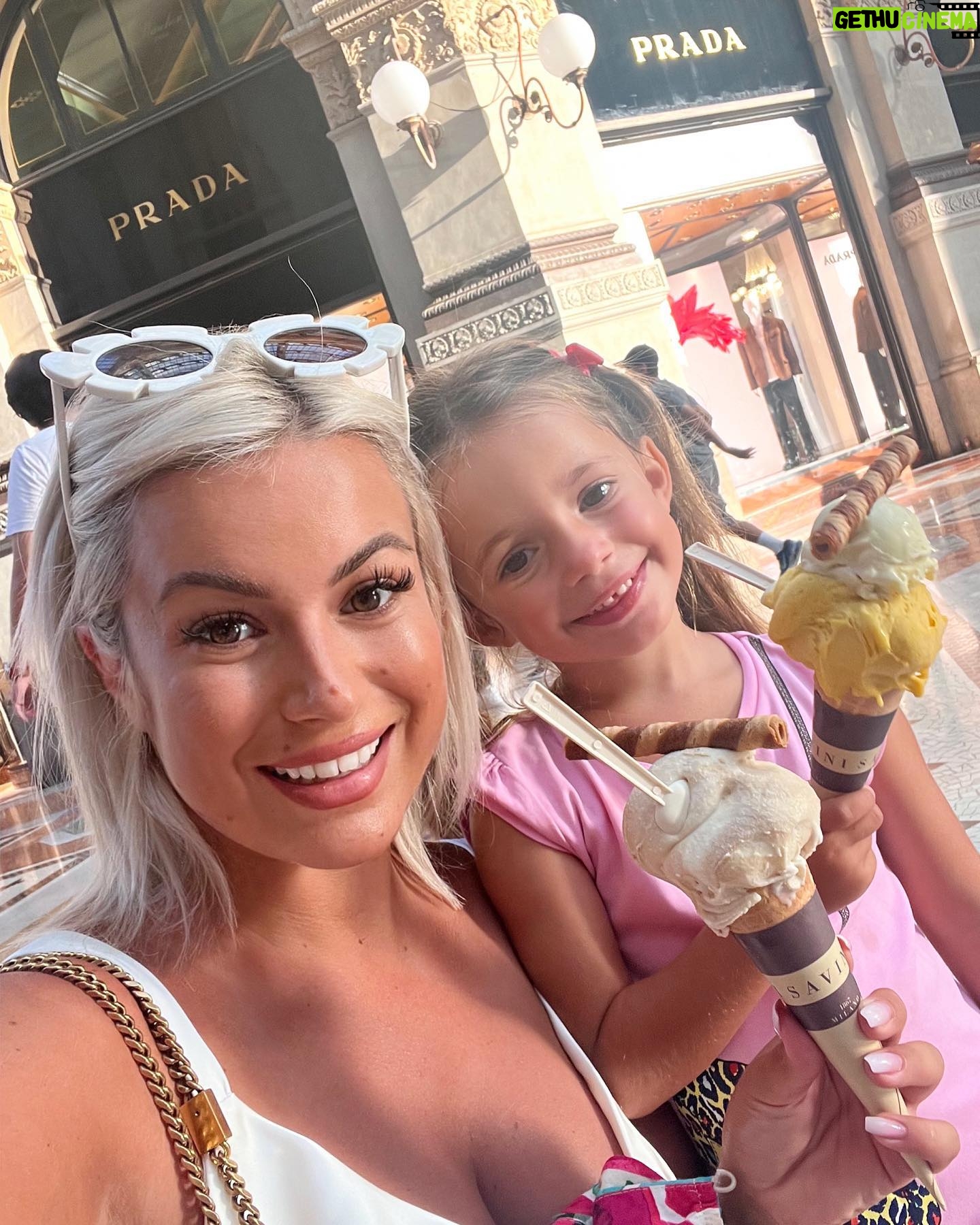 Carla Moreau Instagram - VACANCES EN FAMILLE SUR MILAN 🇮🇹 #holiday @rubyguedj