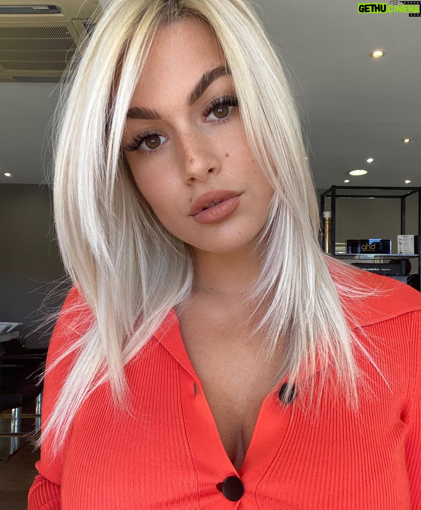 Carla Moreau Instagram - Le changement c’est maintenant 😅🌈 BLOND POWER !!! @jeremysamatcoiffure @jeremysamat j’attend vos avis ??? La Mif😍🤩