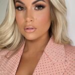 Carla Moreau Instagram – SOYEZ LÀ MEILLEUR VERSION DE VOUS MÊME .. 💜 @latifah_makeupartist une artiste 🙏🏻 #makeup #changeface #beauty #naturalbeauty