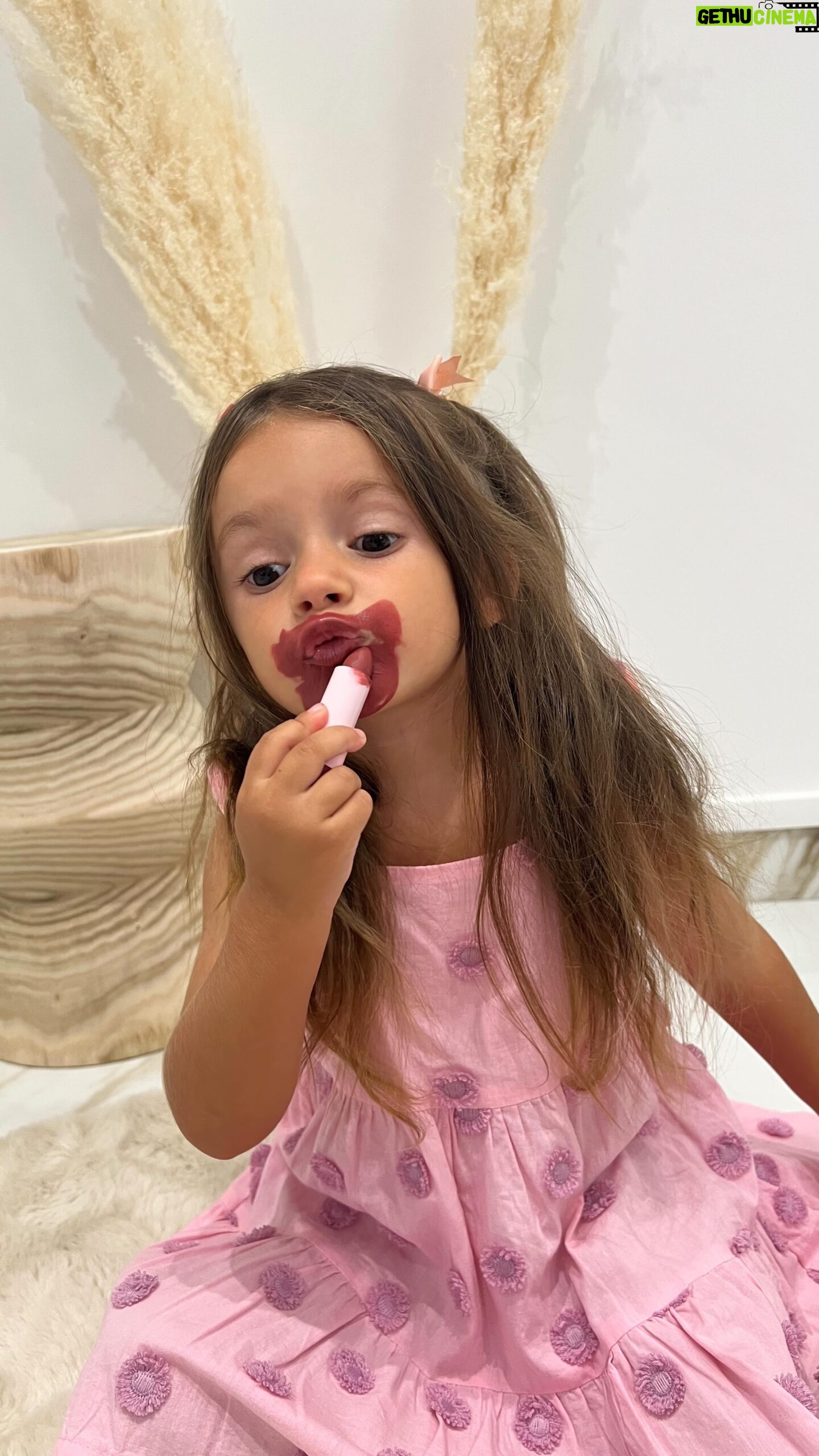 Carla Moreau Instagram - MAIS POURQUOI TU FAIS ÇA 😅 #humour #kids #reels #princess 💜🤍
