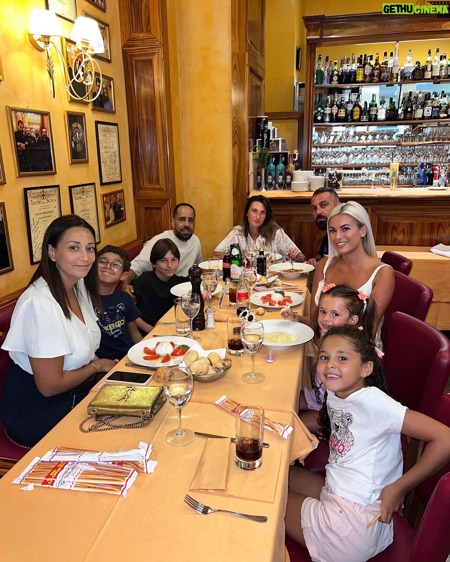 Carla Moreau Instagram - VACANCES EN FAMILLE SUR MILAN 🇮🇹 #holiday @rubyguedj