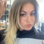 Carla Moreau Instagram - Le changement c’est maintenant 😅🌈 BLOND POWER !!! @jeremysamatcoiffure @jeremysamat j’attend vos avis ??? La Mif😍🤩