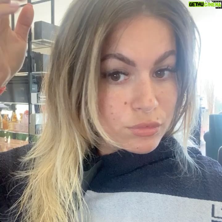 Carla Moreau Instagram - Le changement c’est maintenant 😅🌈 BLOND POWER !!! @jeremysamatcoiffure @jeremysamat j’attend vos avis ??? La Mif😍🤩