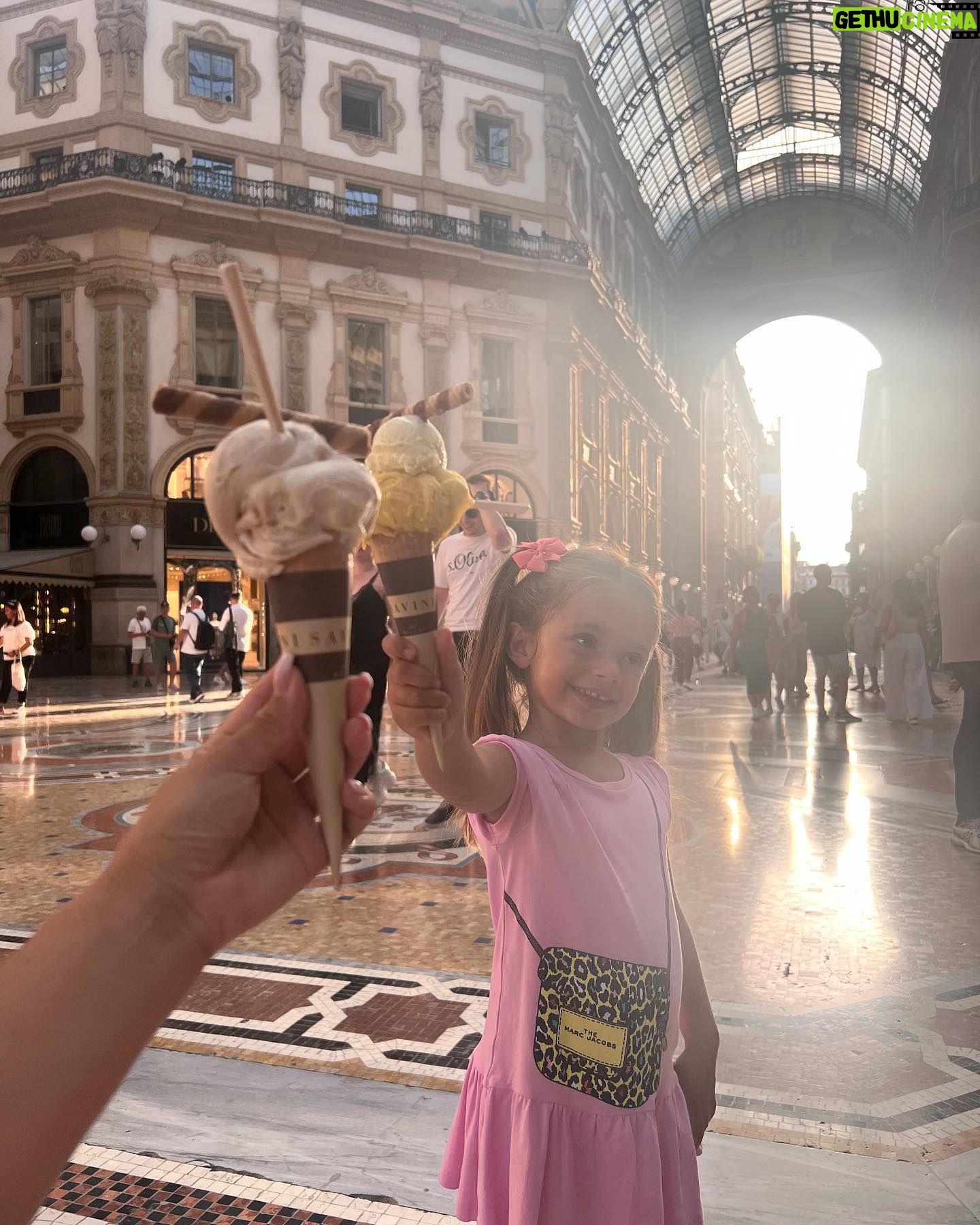 Carla Moreau Instagram – VACANCES EN FAMILLE SUR MILAN 🇮🇹 #holiday ...