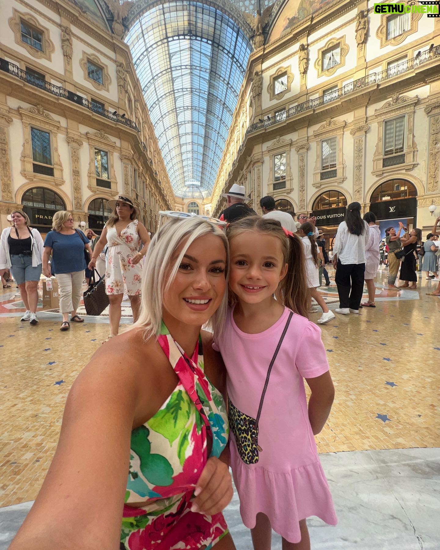 Carla Moreau Instagram - VACANCES EN FAMILLE SUR MILAN 🇮🇹 #holiday @rubyguedj