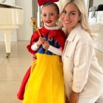 Carla Moreau Instagram – PREMIER CARNAVAL DE RUBY ♥️ ( pour ceux qui ont suivie l’histoire à gauche moi dans mon premier carnaval au même âge et Ruby à droite ) @rubyguedj