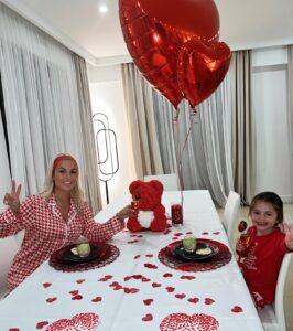 Carla Moreau Instagram - MA SAINT VALENTIN A MOI ♥️ AVEC MA STAR 🤩 💌VALENTINE FOREVER ♥️ #saintvalentinesday #valentineday @rubyguedj