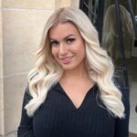 Carla Moreau Instagram – Aujourd’hui c’était un changement capillaire après de longue année sans extension j’ai craquer retour au début ou vous m’avez connu 🥰 ça vous plaît ? Toujours à la même adresse @royalextension @judith_royalextension #collaborationcommercial
