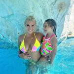 Carla Moreau Instagram - DES VACANCES PARFAITES AVEC TOI 🤍🏝️ @rubyguedj #holidays #motherdaughter