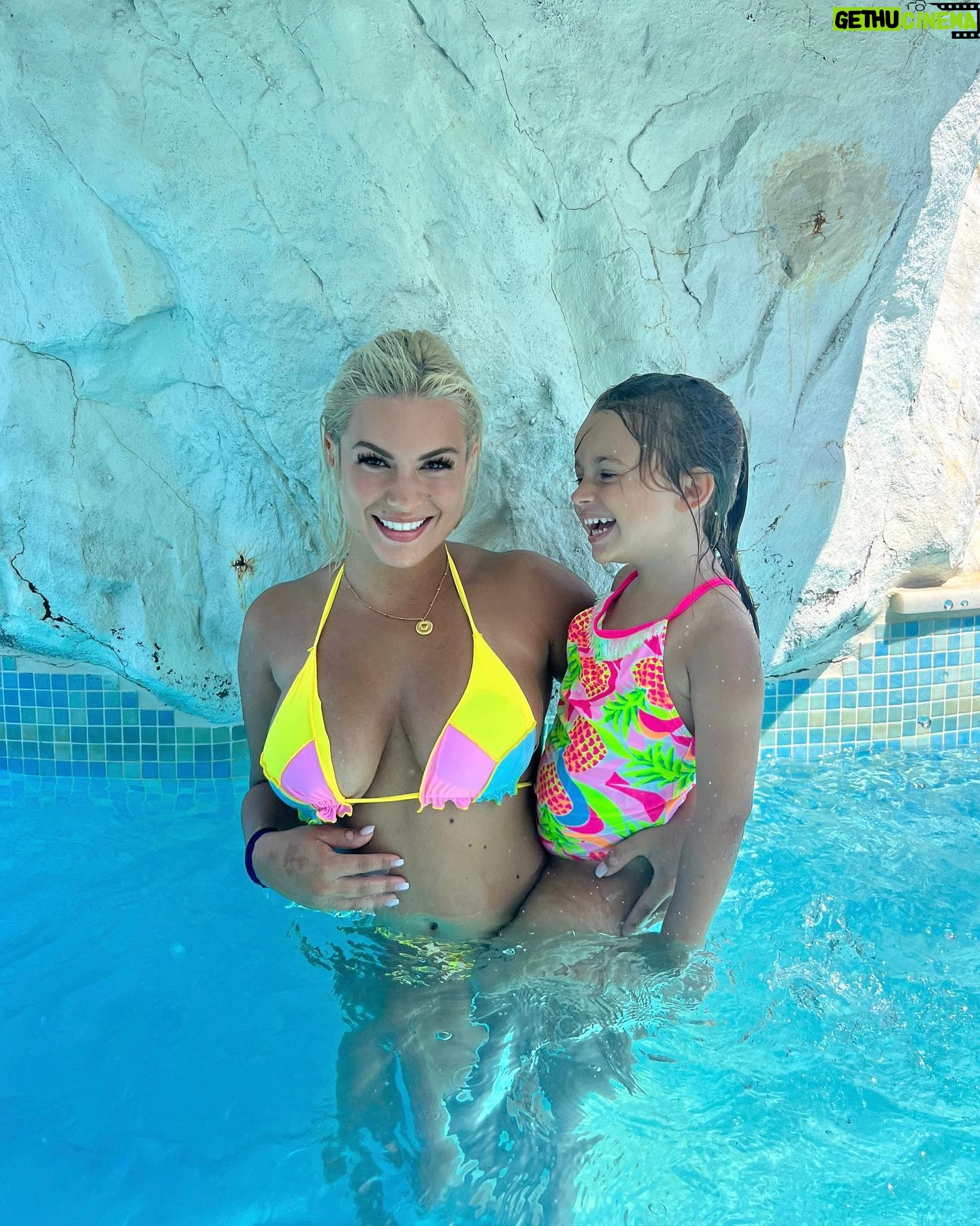 Carla Moreau Instagram - DES VACANCES PARFAITES AVEC TOI 🤍🏝️ @rubyguedj #holidays #motherdaughter