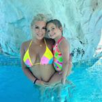 Carla Moreau Instagram - DES VACANCES PARFAITES AVEC TOI 🤍🏝️ @rubyguedj #holidays #motherdaughter