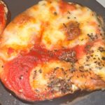 Carla Moreau Instagram - 1 aubergine Couper en rondelles Ajouter dans un bol de la sauce tomates / laurier / basilic / sel / poivre / huile d’olive Mettre sur la sauce sur les rondelles ajouter la mozzarella par dessus Mettre au four à 180degres pendant 25 min #recette #recettefacile #mozzarella #italie