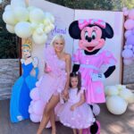 Carla Moreau Instagram – J’ai passé une merveilleuse journée aux côtés de ma fille @rubyguedj qui a fêté ses quatre ans. C’est incroyable comme le temps passe vite et je suis si heureuse de la voir évoluer 🤍🫶 à toi, mon petit bout de bonheur qui a changé ma vie à tout jamais. Je t’aime très fort. 💕 et merci à tous les prestataires qui ont fait de ce rêve une réalité. 

Je vous partage pour ceux à qui ça intéresse.  Ils sont clairement les meilleurs. 
DÉCORATION ET ORGANISATRICE 🌸: @chic.events__ 
TRAITEUR 🍔 : @auroyaumedubrunch 
PRINCESSE 👑 pour les princesses si merveilleuse digne d’un disney : @princessesfairytales.sud 
GLACIER 🍦🧇: @glacesmaboul 
LES MASCOTTES🧸 : @mymascotte 
PÂTISSERIE 🍰🧁: @les_gourmandises_de_jo 
CHÂTEAU BLANC 🏰: @by_events_ 
MOCKTAILS 🍹 : @mk.mocktail 
JEUX ET MAQUILLAGE 🧩💄: @airbambino13  CADEAU PERSONNALISÉ 🖍️👜🍿: @m_etpaillettes 
ROBES SUR MESURE👗 @nina_reina_dresses
SALLE DE FÊTE 🏠 :  @domainedugem  POUR TOUT ÉVÉNEMENT : mariage / baptême / bar mitzvah / anniversaire 🎁 #happybirthday #evenement #girl #baby