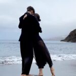 Carla Morrison Instagram - Nunca imagine que esta canción seria para bailar... hasta que ustedes la hicieron el tema de sus danzas tan poeticas❤️ que bellezaaaaaa✨ y pensar que el que ahora es mi esposo y en su momento solo era mi amigo, me ayudo a traducir de guitarra al piano la magia de esta cancion, que magia✨y como sigue robando corazones “disfruto”...