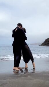 Carla Morrison Instagram - Nunca imagine que esta canción seria para bailar... hasta que ustedes la hicieron el tema de sus danzas tan poeticas❤️ que bellezaaaaaa✨ y pensar que el que ahora es mi esposo y en su momento solo era mi amigo, me ayudo a traducir de guitarra al piano la magia de esta cancion, que magia✨y como sigue robando corazones “disfruto”...