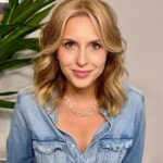 Carla Peterson Instagram - Like si en tu época al jean le decían Vaquero. Hoy día de entrevistas. Xq teatro y serie nueva es un montón! 🦃 Así que los espero en el teatro @reverso.laobra y les recomiendo #terapiaalternativa @starplusla . Pelo y makeup @nanogmd @uranavidrio collar de vidrio soplado. Si! Entra y mira lo q hace. Divino.