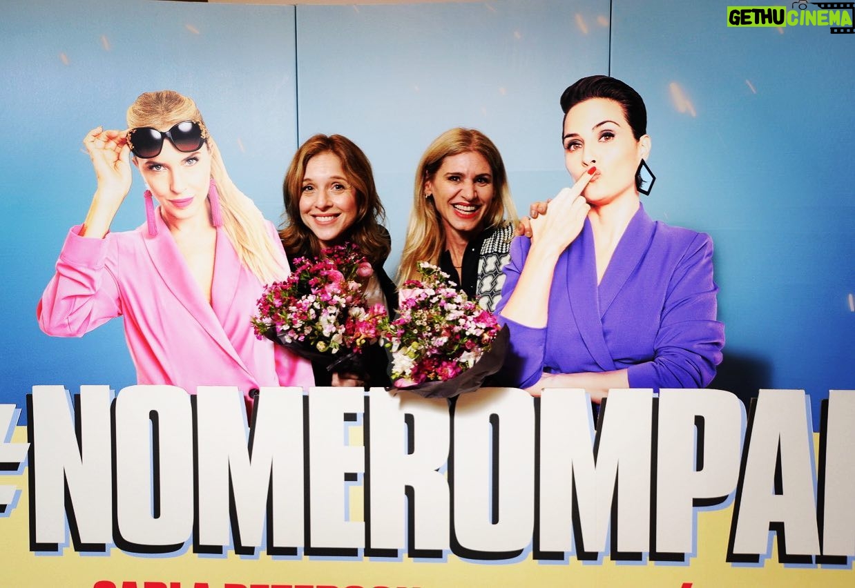 Carla Peterson Instagram - Con mi amiga @pato.dalpra que me regalo flores. Vimos @nomerompanlapelicula . #amigas #cine #risas no te la pierdas! Les deseo amigas como las mías!