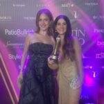 Carla Peterson Instagram - Anoche se entregaron los @martinfierrodelamodaok y me dio mucha alegría haber compartido con tanta gente querida y talentosa esta celebración más que merecida. Mi abuela Felipa inmigrante italiana Era modista y me hacía vestidos sacados de las revistas, un sueño. Me pasaba horas viéndola coser en su Singer a pedal, cuando me llevaba a comprar los botones era la señal q ya casi estaba listo. Y de ahí en más cada vestido se convertía en mi favorito. Sentí que @natacha_morales_disenadora es la diseñadora y modista que representa ese sentimiento de infancia , la dedicación y el amor con el que realiza cada prenda honrando un oficio tan valioso. es enorme la cantidad de gente q me acompañó en distintos momentos de mi vida y mi profesión, fundamentales en el momento de crear personajes , vestuarios de teatro y series. Muchas marcas Argentinas, diseñadores y diseñadoras. Gracias @rominagiangreco por que si premian mi estilo sos vos la que tiene la varita mágica para hacer aparecer tanta belleza. @nanogmd tan talentoso q vas a llegar al infinito, un gran artista del maquillaje y el peinado. Y mi amado @sergiolamensaok el más grande de todos los tiempos. Hay mucho amor detrás de cada cosa . Gracias @aptraorg Martín Fierro de la moda Estilismo y dir. arte @rominagiangreco Producción @rfgstylecoaching Pelo @nanogmd para @sergiolamensaok Maquillaje @nanogmd Vestido de organza de seda natural con apliques de rombos de piel de angel realizados a mano y bordados diseñado y realizado por @natacha_morales_disenadora Joyas @rubirubioficial Zapatos estiletos con talón de moños en raso rosado @lachicadelosstilettos clutch @soyodraz ph @agustinfcibeira