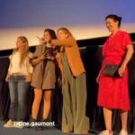Carla Peterson Instagram - Nan y Poi . Mi hermana y yo. Mi sorellina. La primera q apostó x mi! Ella me descubrió y siempre me apoyó cuando jugábamos, en casa yo era la actriz ella me aplaudía y me daba besos. La primera vez q actué en el patio del colegio. Se escapo y me brazo en el medio de la muestra de educación física! (Foto2)Ese abrazo tal vez fue la muestra de confianza en mi que necesitaba para hacer lo que soñaba. Lo que no sabe es q ella es mi idola. Y que cada vez que nos vemos me hace tan feliz. Y que cuando se va empiezo a hacer planes para volver a verla. Obvio que nos seguimos peleando como cuando éramos chicas . Eso que sólo las hermanas sabemos qué pasa, y al segundo nos estamos riendo. Mi hermana es la mejor! Es genial divertida y brillante. La quiero y no hay distancia que nos separe. Ella está siempre en los momentos fundamentales. Con su sonrisa gigante!