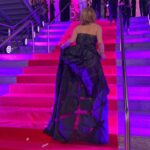 Carla Peterson Instagram - Anoche se entregaron los @martinfierrodelamodaok y me dio mucha alegría haber compartido con tanta gente querida y talentosa esta celebración más que merecida. Mi abuela Felipa inmigrante italiana Era modista y me hacía vestidos sacados de las revistas, un sueño. Me pasaba horas viéndola coser en su Singer a pedal, cuando me llevaba a comprar los botones era la señal q ya casi estaba listo. Y de ahí en más cada vestido se convertía en mi favorito. Sentí que @natacha_morales_disenadora es la diseñadora y modista que representa ese sentimiento de infancia , la dedicación y el amor con el que realiza cada prenda honrando un oficio tan valioso. es enorme la cantidad de gente q me acompañó en distintos momentos de mi vida y mi profesión, fundamentales en el momento de crear personajes , vestuarios de teatro y series. Muchas marcas Argentinas, diseñadores y diseñadoras. Gracias @rominagiangreco por que si premian mi estilo sos vos la que tiene la varita mágica para hacer aparecer tanta belleza. @nanogmd tan talentoso q vas a llegar al infinito, un gran artista del maquillaje y el peinado. Y mi amado @sergiolamensaok el más grande de todos los tiempos. Hay mucho amor detrás de cada cosa . Gracias @aptraorg Martín Fierro de la moda Estilismo y dir. arte @rominagiangreco Producción @rfgstylecoaching Pelo @nanogmd para @sergiolamensaok Maquillaje @nanogmd Vestido de organza de seda natural con apliques de rombos de piel de angel realizados a mano y bordados diseñado y realizado por @natacha_morales_disenadora Joyas @rubirubioficial Zapatos estiletos con talón de moños en raso rosado @lachicadelosstilettos clutch @soyodraz ph @agustinfcibeira