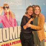 Carla Peterson Instagram - Nan y Poi . Mi hermana y yo. Mi sorellina. La primera q apostó x mi! Ella me descubrió y siempre me apoyó cuando jugábamos, en casa yo era la actriz ella me aplaudía y me daba besos. La primera vez q actué en el patio del colegio. Se escapo y me brazo en el medio de la muestra de educación física! (Foto2)Ese abrazo tal vez fue la muestra de confianza en mi que necesitaba para hacer lo que soñaba. Lo que no sabe es q ella es mi idola. Y que cada vez que nos vemos me hace tan feliz. Y que cuando se va empiezo a hacer planes para volver a verla. Obvio que nos seguimos peleando como cuando éramos chicas . Eso que sólo las hermanas sabemos qué pasa, y al segundo nos estamos riendo. Mi hermana es la mejor! Es genial divertida y brillante. La quiero y no hay distancia que nos separe. Ella está siempre en los momentos fundamentales. Con su sonrisa gigante!